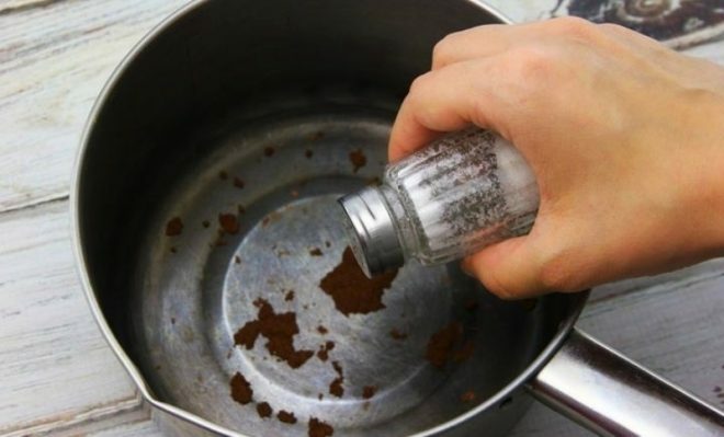 De pot schoonmaken met zout