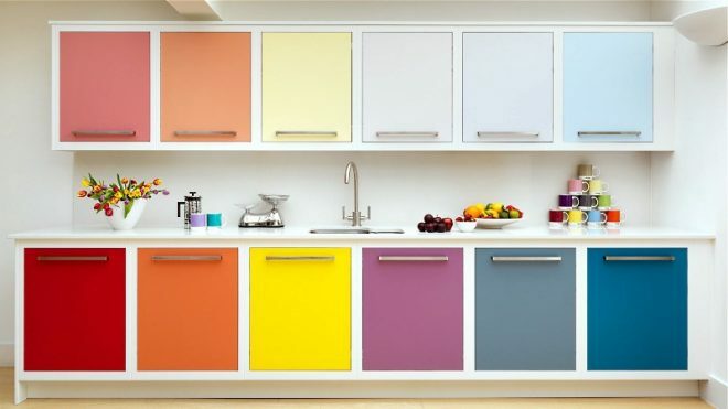 Multi-colored kitchen fronts