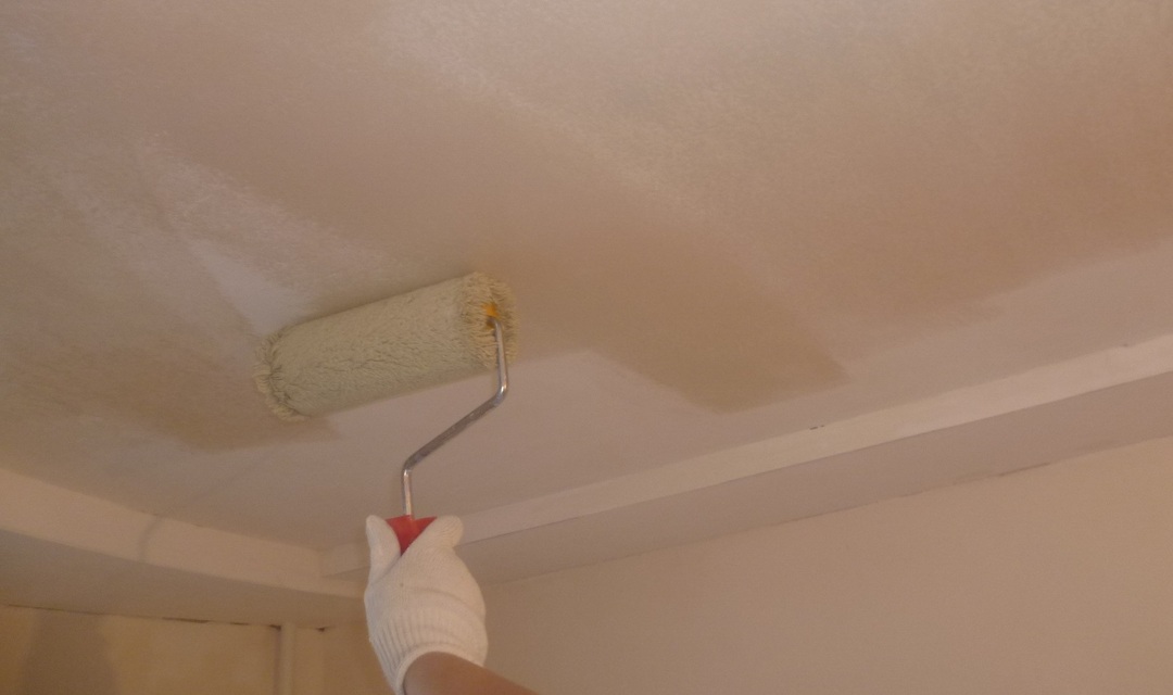 Applying a primer to the ceiling