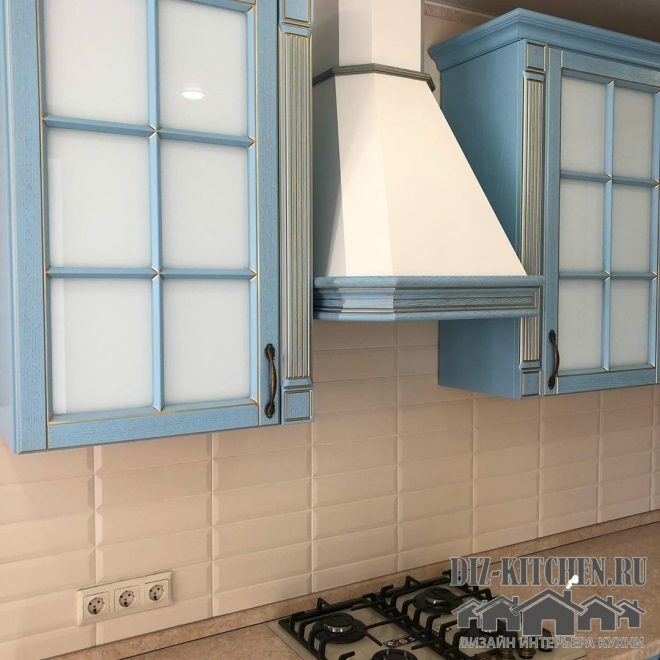 Klassisk blått kjøkken med gullkant