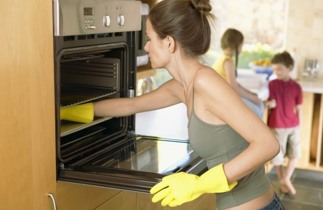 Donna che lava il forno