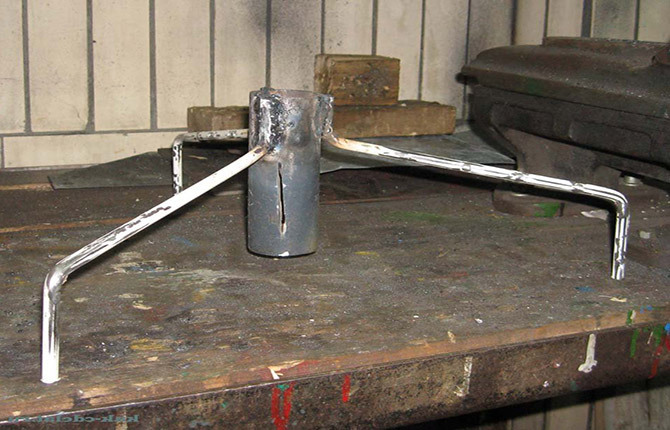 Christmas tree stand: how to make a cross with your own hands from metal, wood, with water