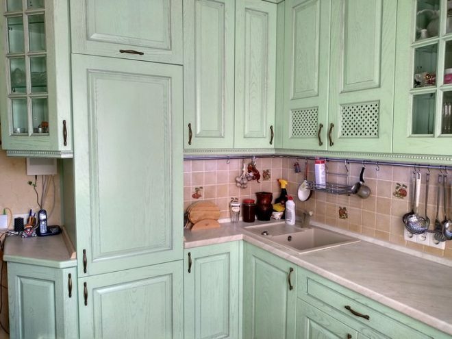 Cozinha Elite em tons de verde com pátina prateada e azulejos antigos