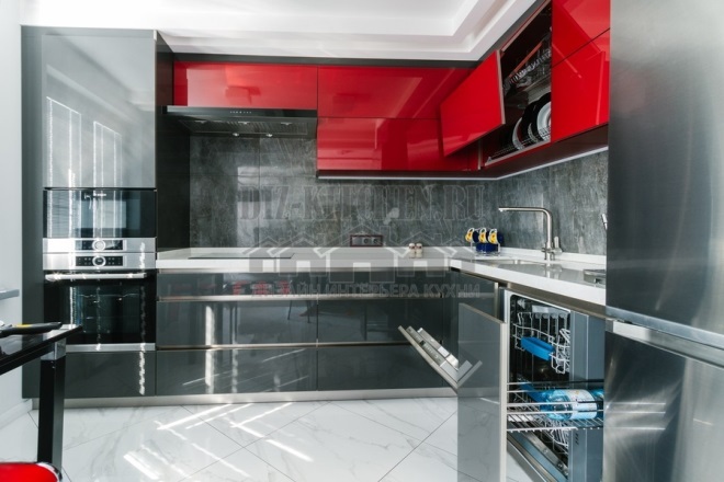 Červená a šedá moderní kuchyně