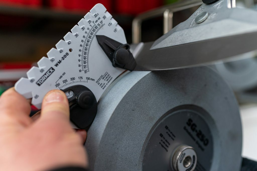 Sharpening with an emery wheel