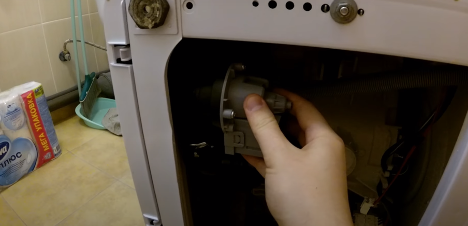 Comment changer la pompe dans la machine à laver Indesit - 2