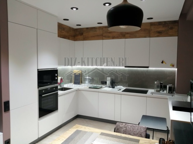 Moderna balta virtuve vienota stila dzīvoklī