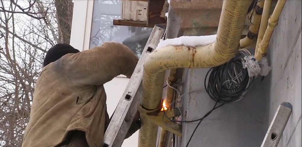 Tekniker sveiser en punktering i et gassrør