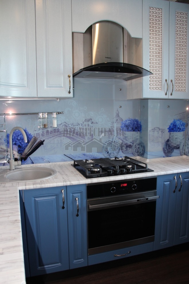 Mėlyna rytietiško stiliaus virtuvė
