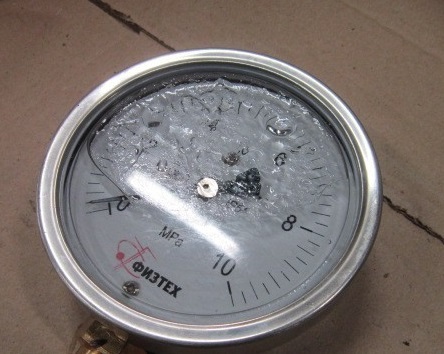 Filling the pressure gauge