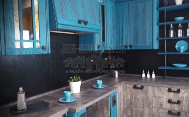 Lofto stiliaus mėlyno ąžuolo virtuvė su atvira lentyna