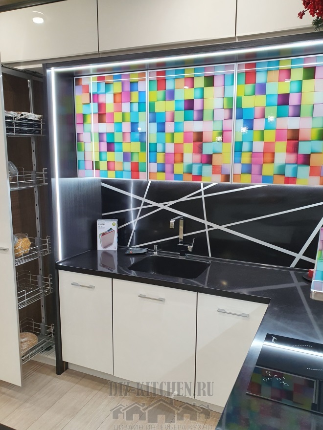 Blankt moderne kjøkken med halvøy