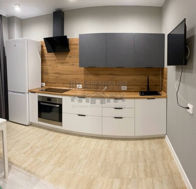Cozinha moderna branca e cinza com centro de madeira