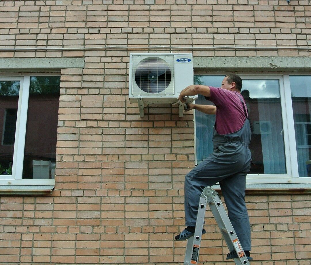 Installazione di un cestello per un condizionatore d'aria sulla facciata: l'ordine e le sfumature dell'installazione