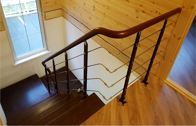 Leuningen voor trappen in een woonhuis: typen, kenmerken van berekeningen en productie, installatie, foto