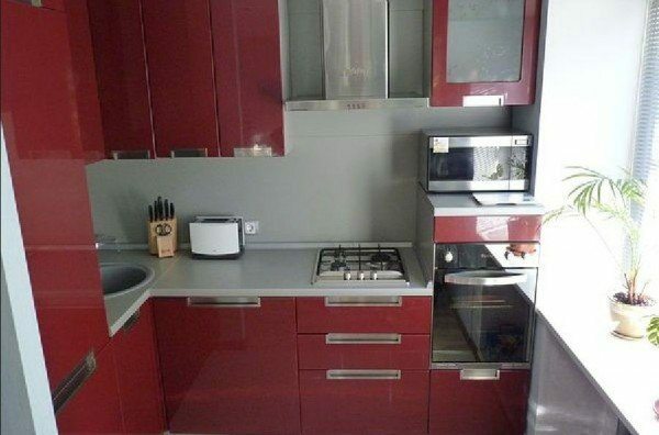 kuhinja 8 m2 v rdečih tonih