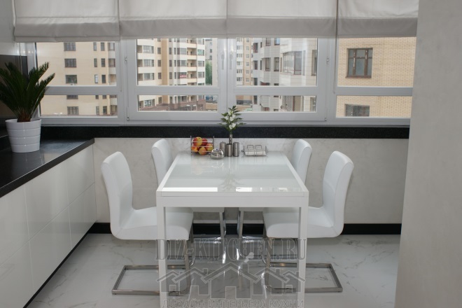 Tavolo da pranzo e sedie bianche