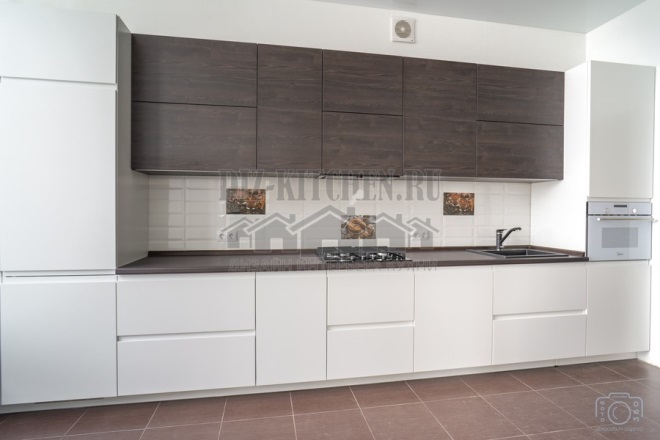 Simetriška baltos medienos tiesi virtuvė su MDF fasadais