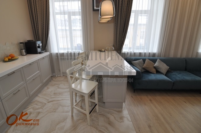 Vaaleanharmaa keittiö-olohuone minimalistiseen tyyliin