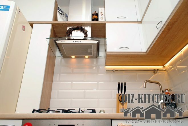 Elegante cocina blanca brillante de 5 m2. m. en "Jruschov"