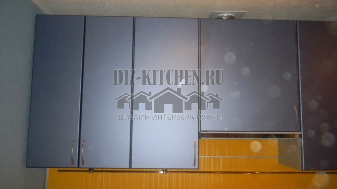 Šiuolaikinė mėlyna virtuvė su geltonu stalviršiu ir backsplash