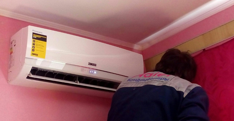 Inspectie van de binnenunit van de airconditioner