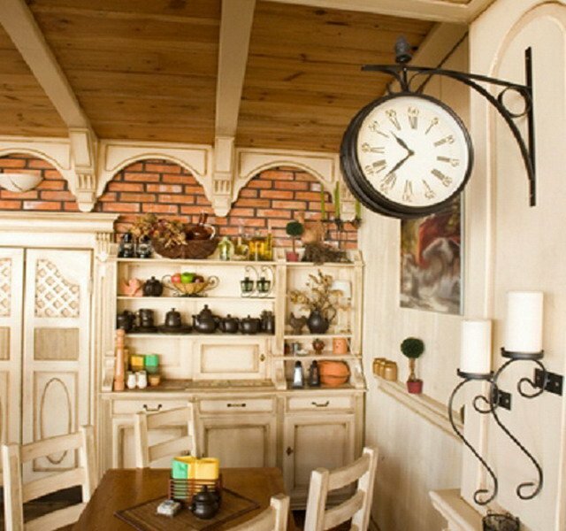 šviesi Provanso stiliaus virtuvė