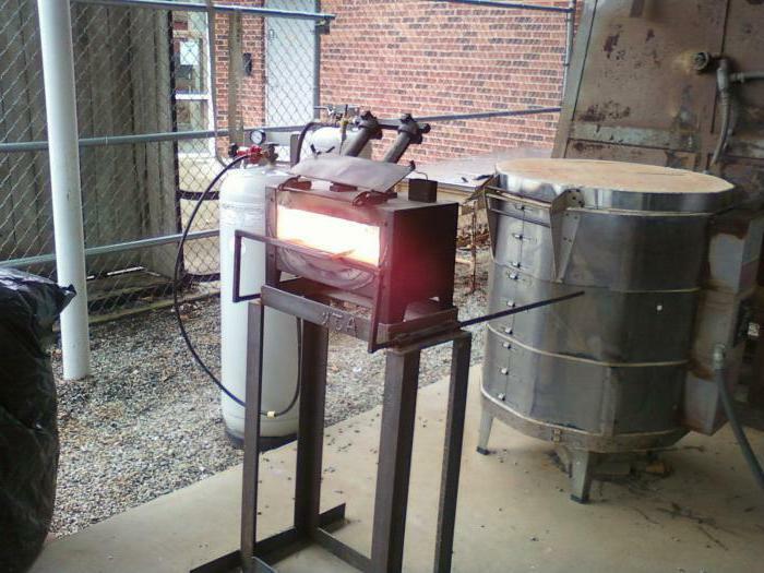 Injection burner in a forge