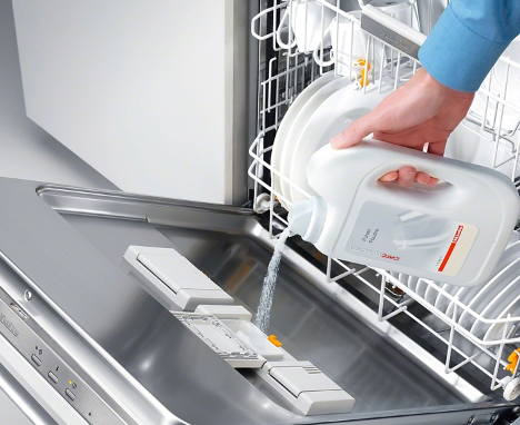 Hvordan fjerne vond lukt fra oppvaskmaskinen