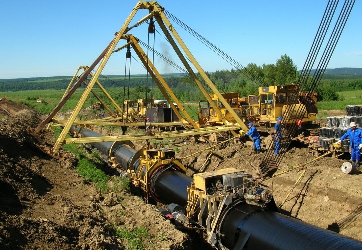 Construcción de un gasoducto en el campo.