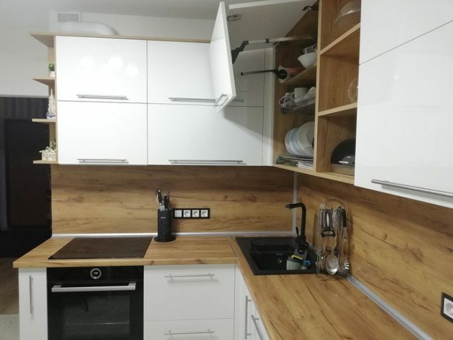 Renovierung einer Eckküche im modernen Stil mit einer Fläche von 11 qm. m.