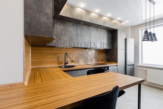 Graue Küche im Loft-Stil mit Holzarbeitsplatte und Rückwand