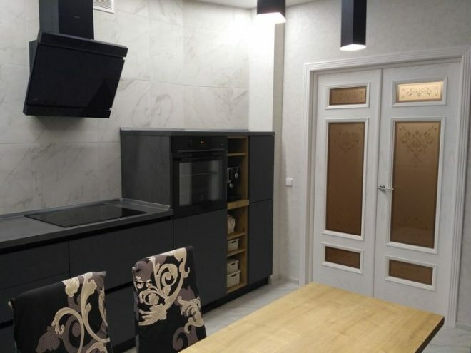 Reurbanización de la cocina con el traslado de la entrada desde la sala de estar.