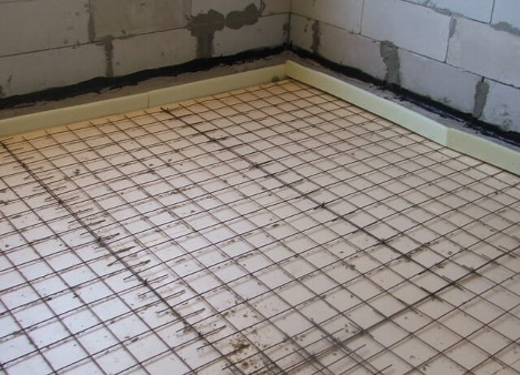 Installation of warm water floors in a concrete screed