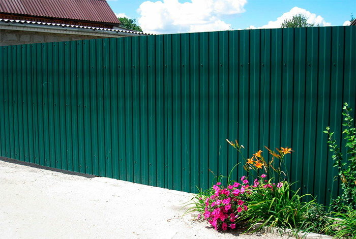 Solidne ogrodzenie wykonane z profilowanej blachy