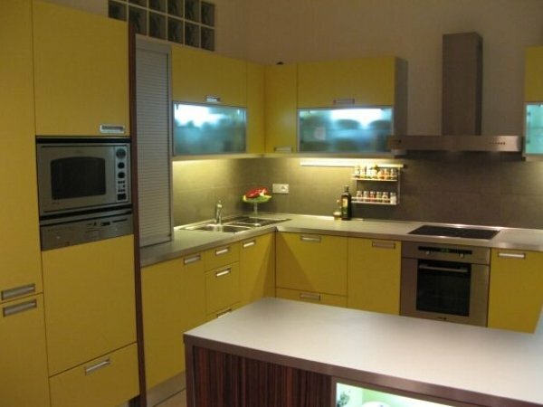 Hjørne køkken i gule toner