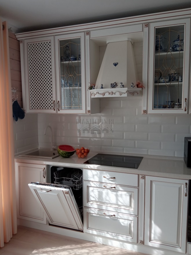 Balta klasikinė ąžuolo masyvo virtuvė svetainėje