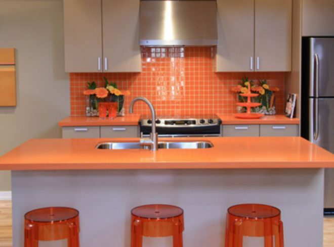 Návrh zástěry pro kuchyň z keramických dlaždic: fotografie