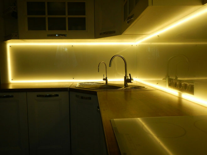 Iluminação para cozinha sob os armários com faixa de LED: prós e contras, recursos de instalação