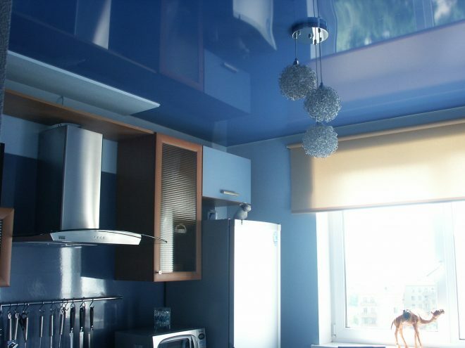 Sijajni raztegljivi kuhinjski strop