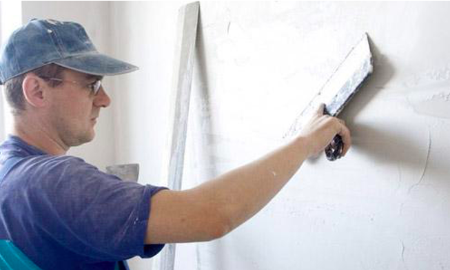 Doe-het-zelf aanbrengen van afwerkplamuur op muren onder behang: is het nodig, welke is beter – Setafi