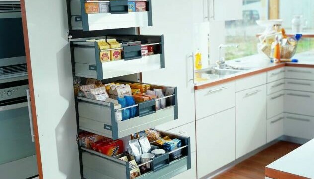 Moderne opbevaringssystemer i et lille køkken