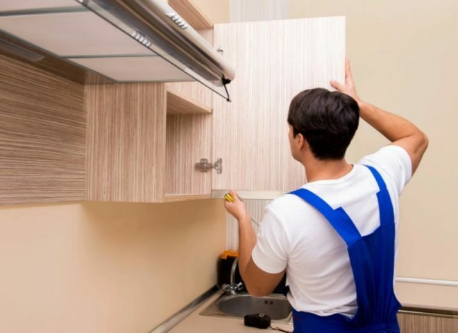 cómo colgar correctamente los gabinetes de cocina