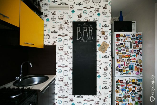 Projeto de uma cozinha bicolor de 7 m² no estilo de um bar