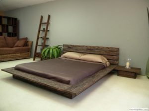 Kako postaviti posteljo v podstrešju? Kakšna naj bi bila spalnica v mansardi, in kako se obrniti navadne postelje v posteljo na podstrešju?