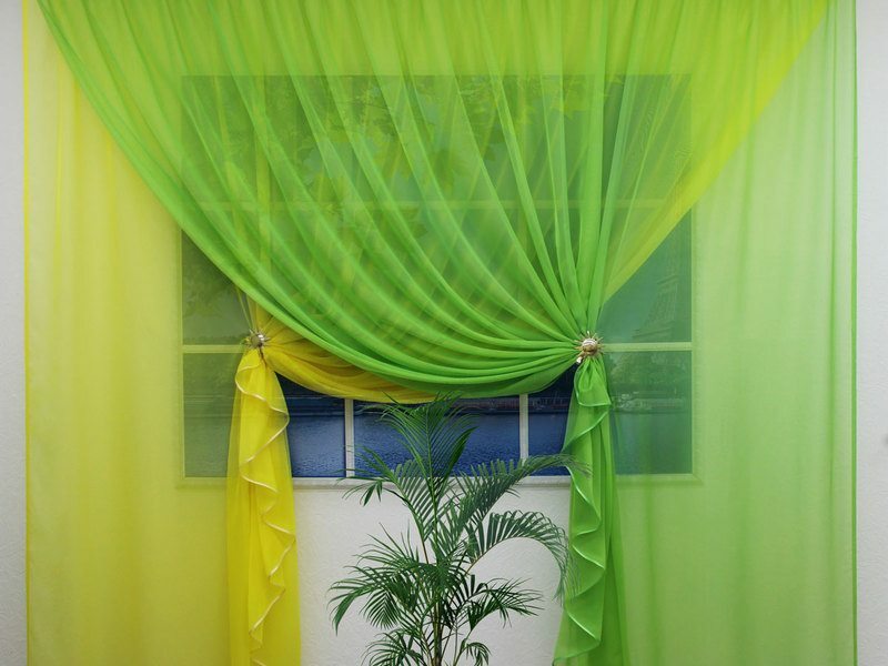 Vorhänge aus einem zweifarbigen Voile mit Foto: eine Kombination im Innenraum