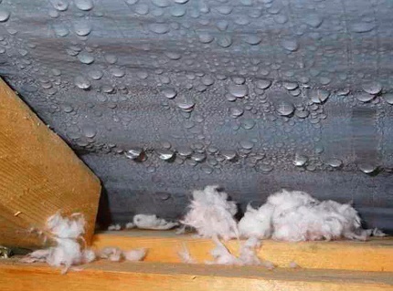 Condensation sur la surface intérieure du toit