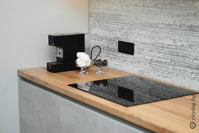 Diseño de un salón-cocina con un área de 20 msup2sup con una barra y una mesa