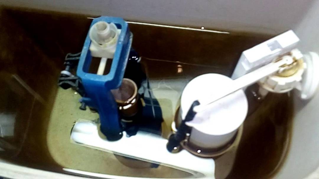 O que fazer se o banheiro barulho de água do tanque ao discar