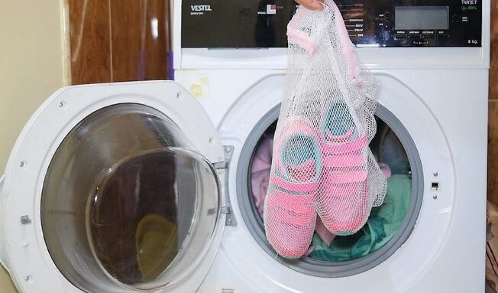 Quando lavar sapatos leva a problemas com a máquina